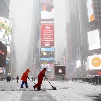 Watch this dude shred the NYC blizzard right through Times Square new york, Latest News new york, we love new york